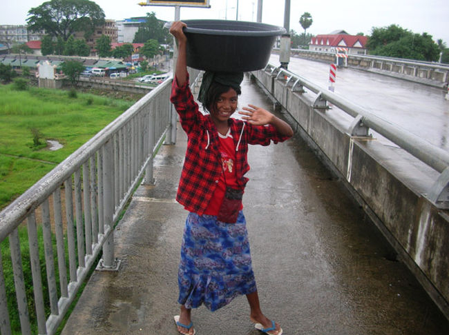 「バイバイ」<br />行商に行ってたんでしょうか？タイ側から女の子がミャワディーに戻ってきます。彼女の腰のあたりに見える線が国境線だそうです。奥がタイ。 