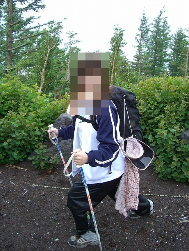 富士スバルラインの終点、河口湖口から登りました。<br /><br />この日のために地元で標高５００ｍ前後の山から２０００ｍほどある山まで４〜５回登山の練習をし体力づくりをしてきました。<br />４人ともハイキングが趣味なわけでもないし体力もない、むしろ運動とは無縁な方なのですが、若い今しかできない！ということで富士登山に挑戦することになりました。<br /><br />午前７時３０分頃、路側帯の駐車場に車を止め、レストハウスの立ち並ぶ５合目まで歩きます。<br />酸素ボンベや耳栓、おむすびやチョコ・ビールなど山小屋での食料も忘れずに持って準備万端で臨みます。