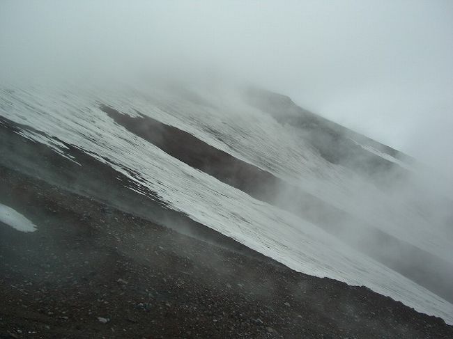 曇ったり。<br />この時期は開山したばかりなので、まだ残雪があります。