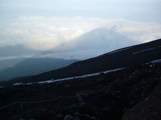 背後に聳え立つMt.富士の影。