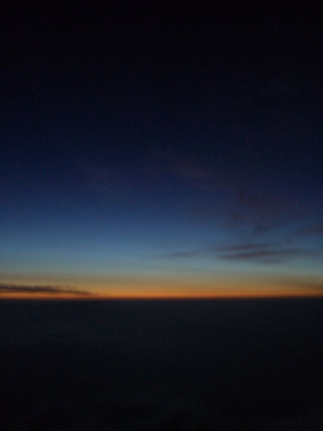 山小屋では結局一睡もできず、午前１時頃登山開始。<br /><br />具合が悪くてなかなか前に進めなかったので、一緒だった夫婦には先に行ってもらい休み休み登りました。<br />しかも登り始めて１５分ぐらい経った頃に山小屋にカメラを忘れたことに気づき、自分はその場に留まって相方に取りに戻らせました。<br /><br />午前３時５０分。<br />もう明るくなってきた！<br />やばい、ご来光に間に合わない…(泣)