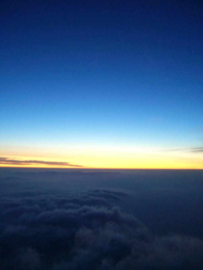 白々と明るくなってきてしまいました。<br />もうすぐあそこから太陽が昇ってしまうのではなかろうか。<br />頂上まではまだ距離があります。<br />しかもご来光を頂上で見ようという人たちで登山道は物凄い行列で、なかなか前へ進めません。