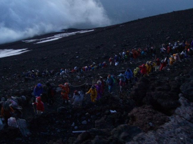 下にはまだ頂上を目指す人たちの行列が延々と続いています。<br />みんな早く来なよ！間に合わないよ！（上から目線）
