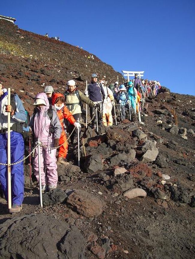 下山はびっくりするほど楽チンでした。<br />延々と長い長いつづらおりの道がず〜〜〜っと続いていて、下手したら登山よりもきついという話を聞いていたので、もしもの時は１４，０００円払って馬で…と覚悟していたのですが、私は全然余裕でした。