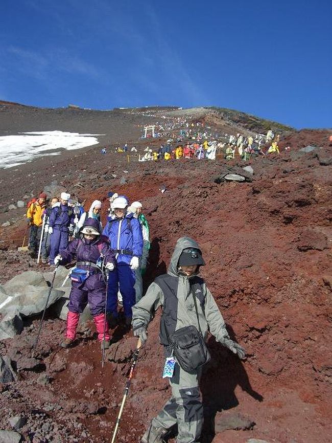 さっきまであんなに辛かったのが嘘のようです。<br />スキーのストックを駆使して傾斜地をホイッホイッホイッ！とリズミカルに行けるのです。<br />みんなをおいて行き、先で少し休憩して待ち、を繰り返しながらあっという間に下山。