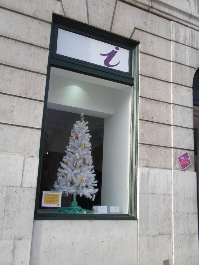 一日目は、ホテルを出てインフォメーションへ。<br />4日いることとシントラにいくことも考えて、リスボンカードを購入。ポルトガルは観光客にやさしい。周遊カード。（地下鉄・市電・バス・シントラまでの国鉄のほか観光地の入場料が無料になったり割引になったり）33.5€。