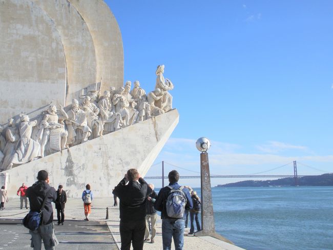ベレンの塔を後にして歩いていくと…。発見のモニュメント。みんな写真とってます。テージョ川の奥には、4月25日橋(サンフランシスコみたい！）、クリストレイ(巨大なキリスト像）もちっちゃく映ってます。
