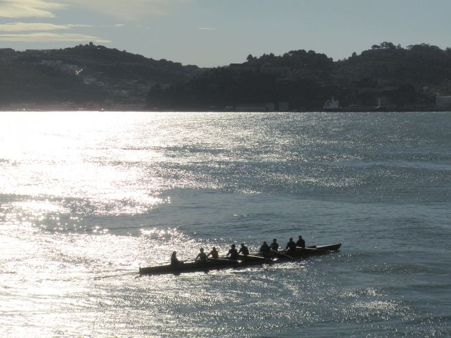 ベレンの塔から見た風景。テージョ川ではこんな様子も…。