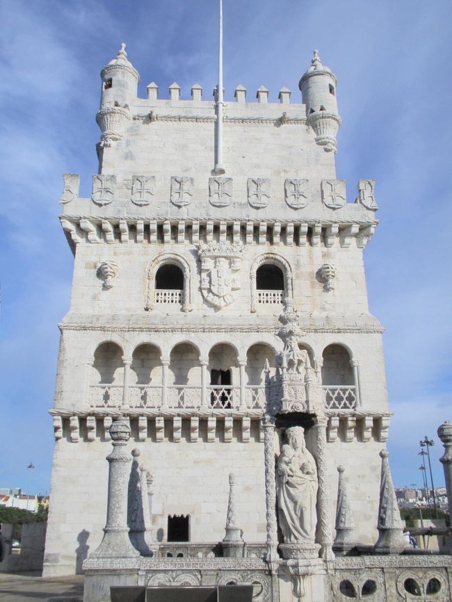今日はいい天気。フィゲイラ広場から15番の市電に乗って30分。表紙にあるように、とてもいい天気。このベレンの塔の上まで上ってテージョ川を見にいこう！
