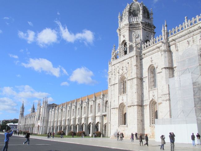 発見のモニュメントから振り返って歩いていくと、ジェロニモス修道院！