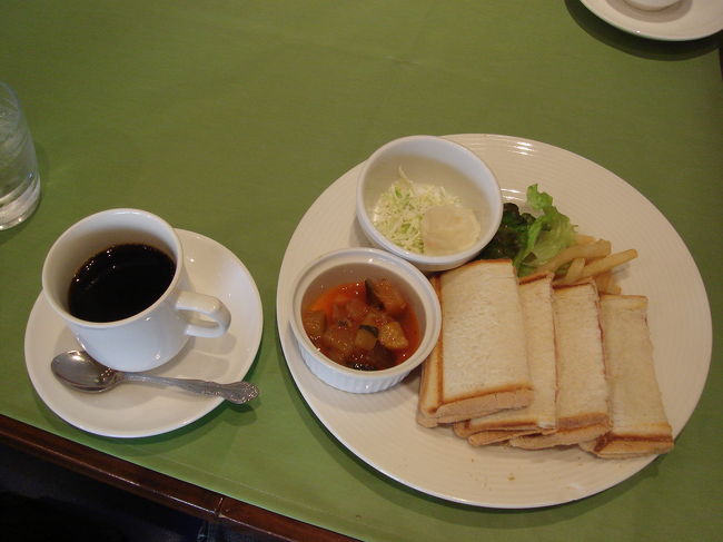 まずは、腹ごしらえ（笑）。軽めにホットサンドなど・・・。