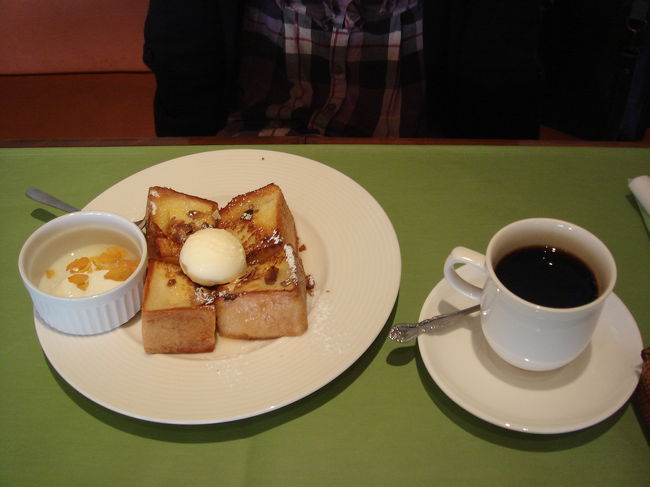 妻はハニートースト。アイスなんて乗せちゃって・・・。