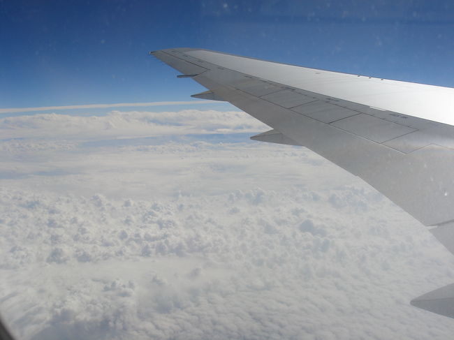 いよいよフライトです。<br /><br />雲の上はほんとに穏やかで良いですよね。