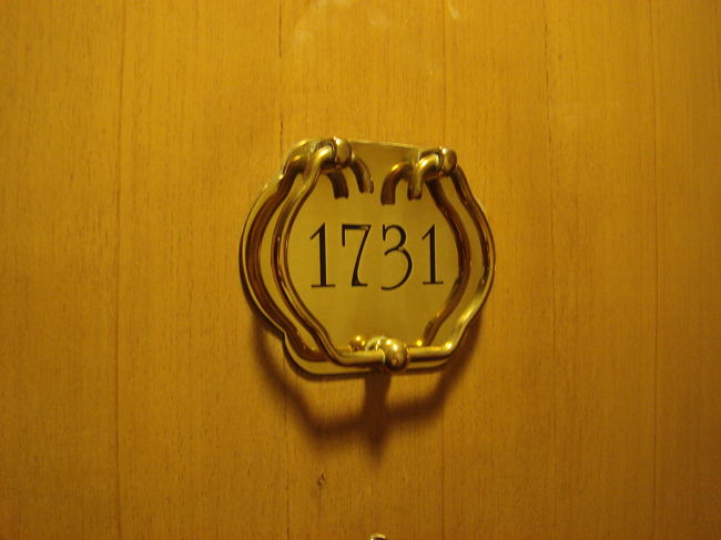 台北駅のバスターミナルから僕らのホテル「シーザーパークホテル」は目と鼻の先なので、スーツケースをガラガラ引きずって移動します。<br /><br />ホテルにチェックイン。現在の時間は午後３時。<br />すぐ街へ繰り出します。