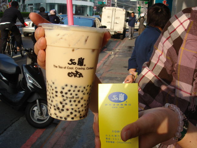 目的地に行く途中、ドリンクをゲットしました。<br /><br />タピオカミルクティー　３０NT$（約８７円）