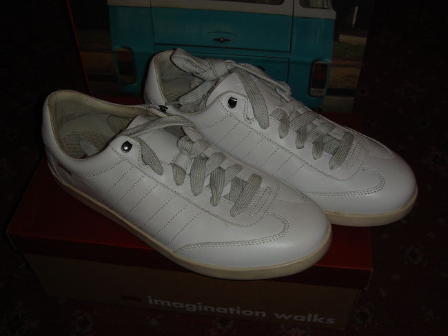 これも僕が購入した白いスニーカーです。<br /><br />４０００NT$（同上）<br />ていうか、３足も買ってしまって、スーツケースに入るのかな・・・。