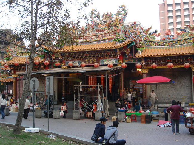 MRT双連駅に移動。<br /><br />こういう建物は台湾らしいですよね。