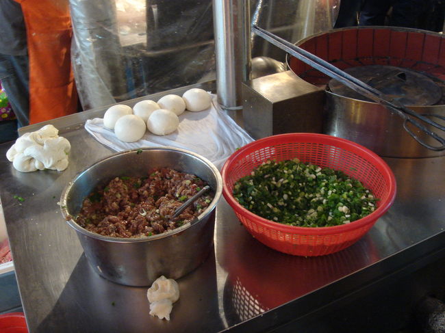 目の前で職人さん達が餡とネギを器用に包んでいきます。