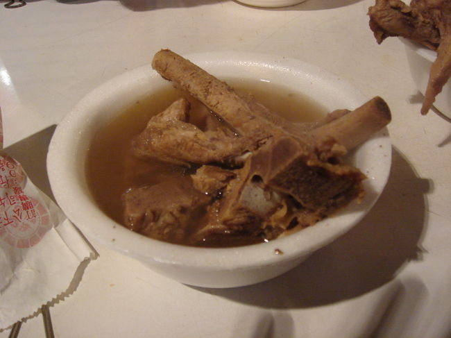 これがその排骨湯です。<br />見た目とは違って、とてもあっさり。<br /><br />台北っ子たちも、黙々と骨をしゃぶっておりました。