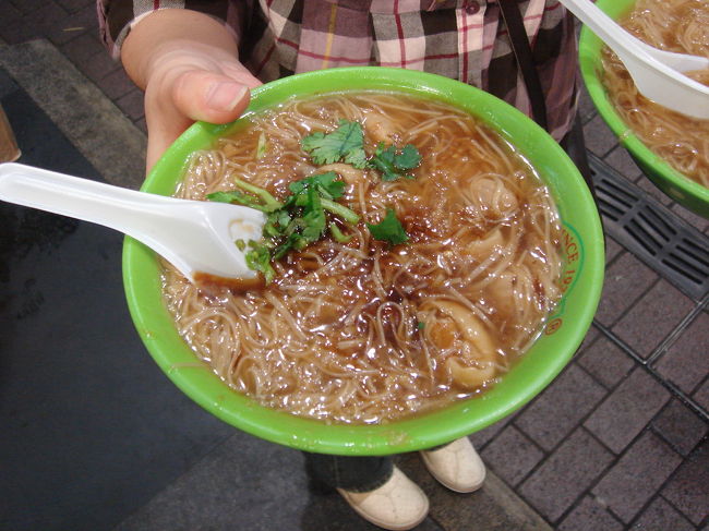 ここもメニューはこれだけ。<br /><br />大腸麺線（小碗）４０NT$（約１１６円）<br /><br />全然クセが無く、満腹なのにスルスル入っていきます。