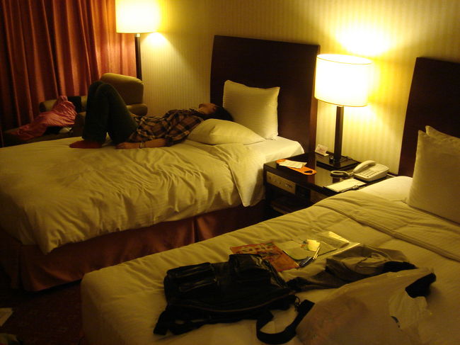 ホテルに帰り、妻は胃袋パンク中。