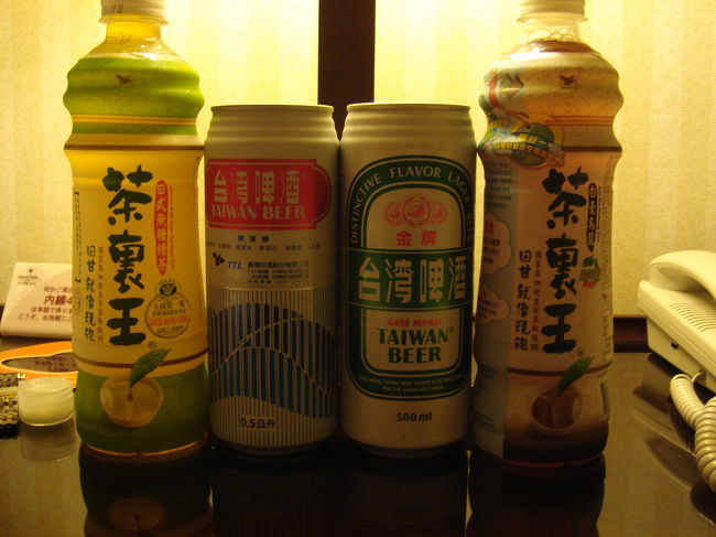 僕は寝酒です。<br />台湾ビールを２種類、コンビニで購入しました。<br /><br />そういえば、台湾のペットボトルって、日本とは違って、６００ミリなんですよね。