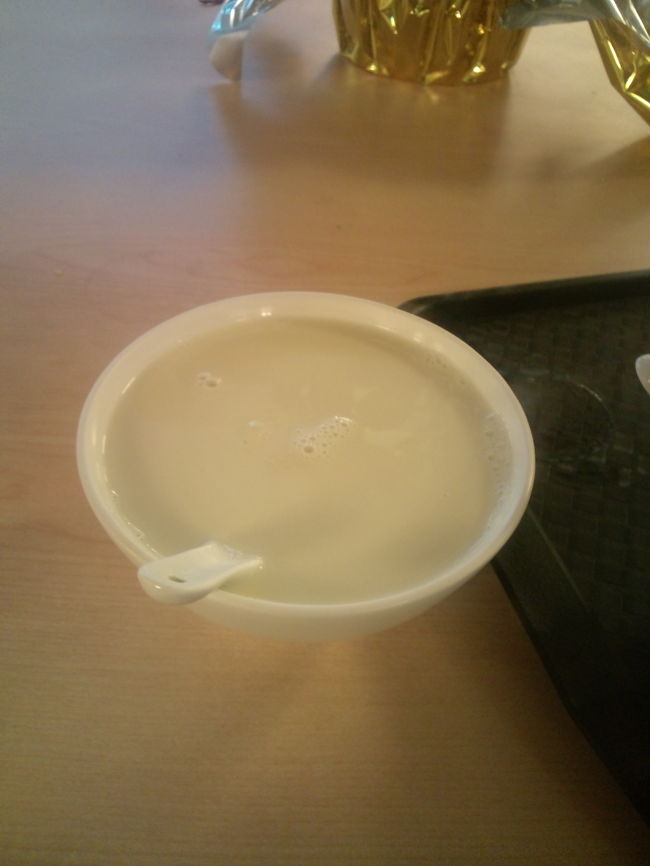 妻が注文した、温かい甘い豆乳。２０NT$（約５８円）