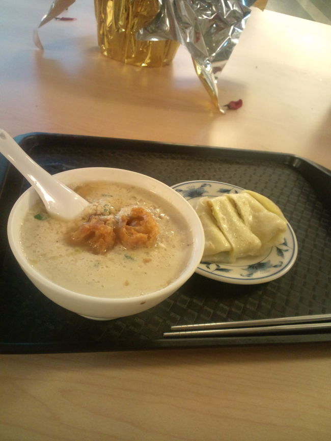 僕が注文した、温かいしょっぱい豆乳。２５NT$（約７２円）<br />そしてもっちもちの蛋餅。これも２５NT$<br /><br />この豆乳は今まで台湾で食べた豆乳の中でNo.１の美味しさでした。<br />人気があるのが分かります。