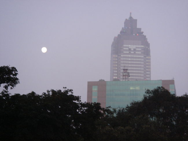 食後はホテルまで歩いて帰ります。<br />まだ薄暗く、月もきれいに輝いています。