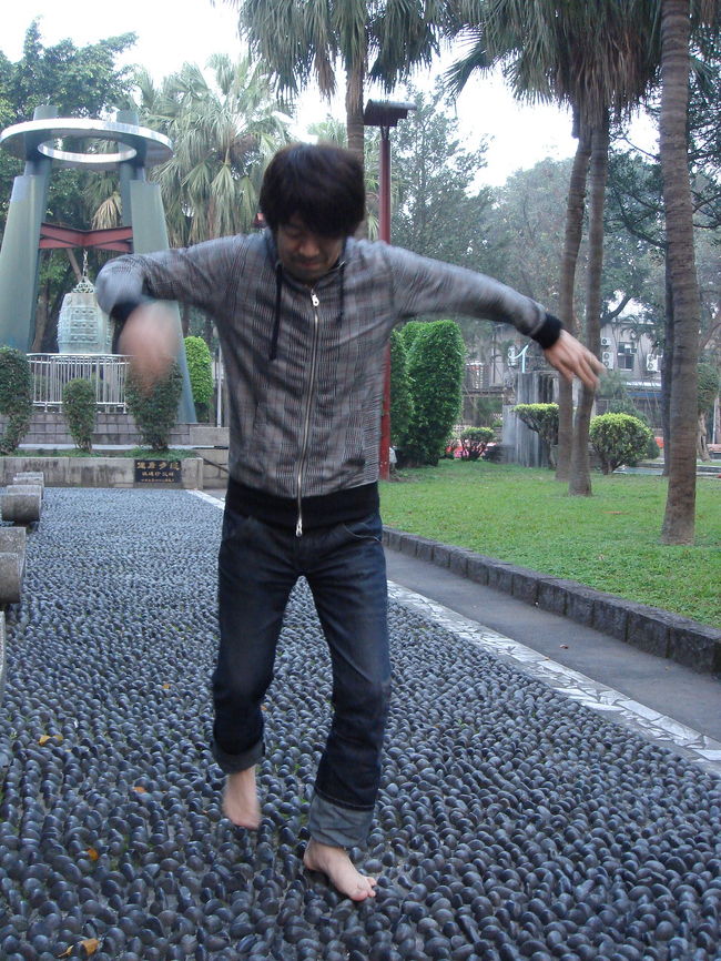 ホテルに帰ろうと思ったのですが、ホテルの近くに「二二八和平公園」がありますので、腹ごなしも兼ねて、ちょっと散策してみました。<br /><br />これは公園内にある健康歩道です。<br />ゴツゴツした石畳の上を裸足で歩くだけなのですが・・・。