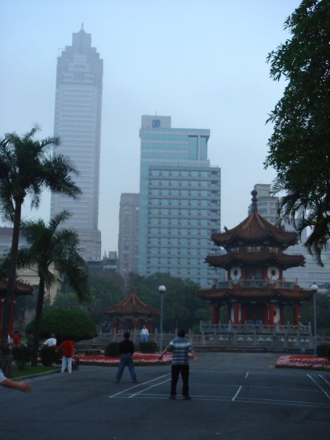 古い建物と近代的なビルディングのコラボ。