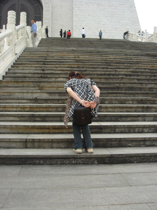 うさぎ跳びで登ろうとする妻。