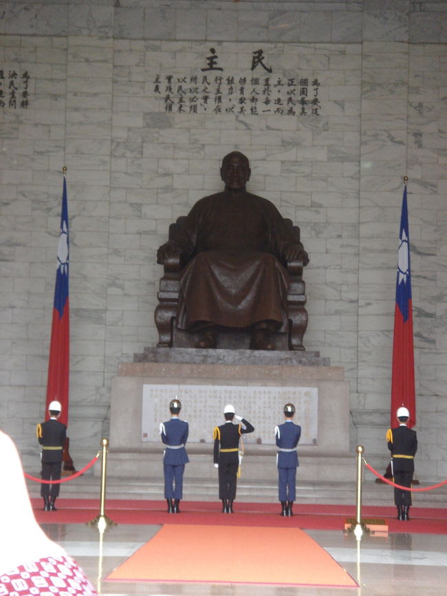 紀念堂の中では兵士が蒋介石の像の前で整列しています。<br />これから衛兵の交代式が始まります。<br />（９時スタートなので交代はしないのですが・・・）