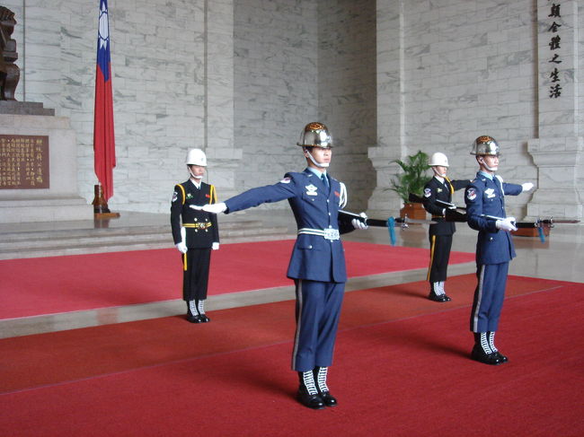 一糸乱れぬ動作に、いつ見ても感動させられます。