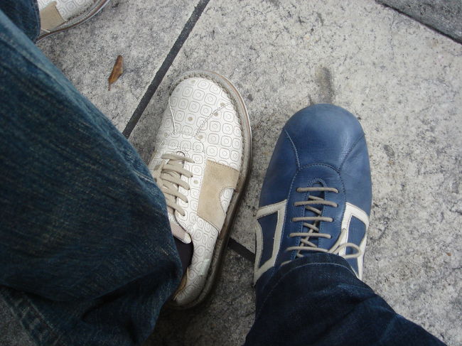 夫婦仲良くカンペールの靴。<br />右は５回目のスペイン旅行のときにマドリッドで購入した僕のスニーカー。<br />左は３回目の台北旅行でアウトレット店で購入した妻のスニーカー。