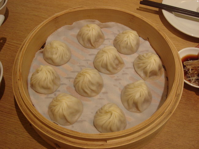 足の裏を刺激した後は、やっぱり小龍包でしょう！（笑）<br />中正紀念公園から歩いて１０分。鼎泰豊（本店）で食事をとります。<br /><br />鼎泰豊は台湾では高いお店ですが、それでも絶対に行きたいお店です。<br />良い味してるんだよなぁ〜。<br /><br />小龍包１８０NT$（約５２０円）