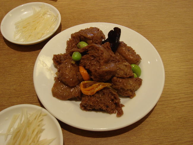 これは「おつまみにどうですか？」と店員さんにすすめられて一皿取ってみたお麩の甘辛煮６０NT$（約１７４円）。