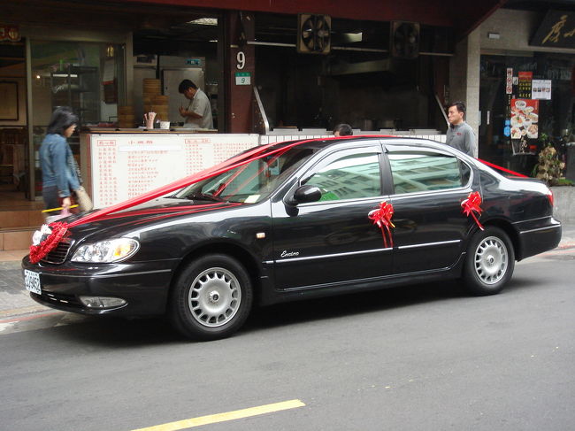食後、鼎泰豊の付近（永康街）を散歩していると、新郎、新婦を乗せた車が・・・。