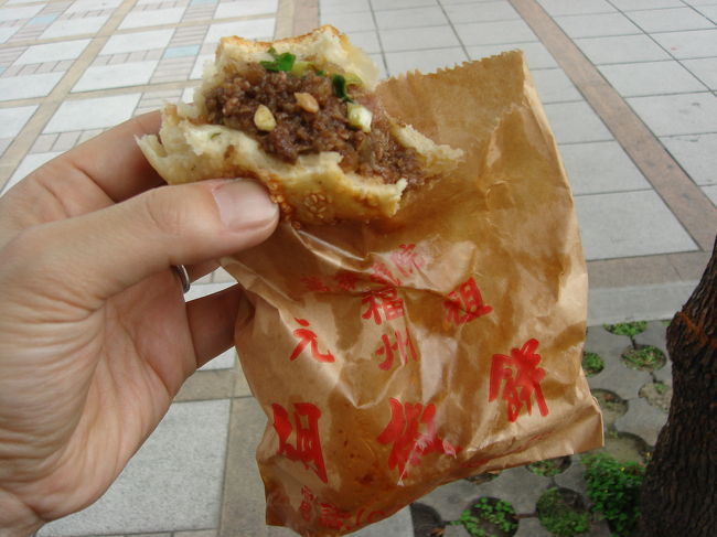 うまーい！<br />溢れる肉汁、小龍包のごとし。<br />おすすめの一品です。<br /><br />胡椒餅４５NT$（約１３０円）<br /><br />いやぁ〜、ほんとにうまかった。