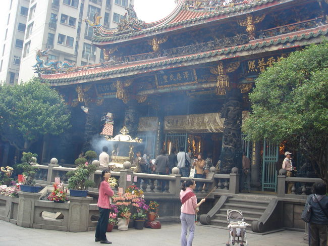 いよいよ龍山寺の中に入ってみましょう。<br />たくさんの人が熱心にお参りをしています。