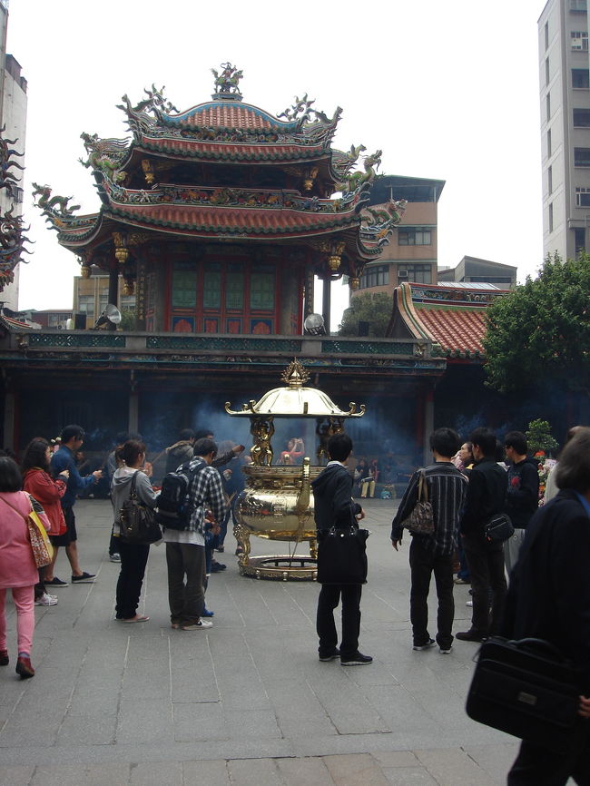 老若男女、みなさん熱心に拝んでおります。<br /><br />僕たちもよーく拝みました。<br />（決して「いっぱい食べられますように・・・」とお願いしたわけではありませんよ！）<br /><br />龍山寺でお参りした後は・・・