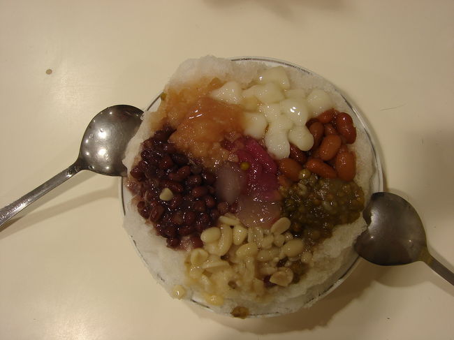 見て！このボリューム感。<br />八宝冰は文字通り８種類のトッピングが乗っかったかき氷で、これを食べてしまったら日本のシロップかき氷なんて食べられなくなりますよ！<br /><br />龍山寺に来ると、元祖福州胡椒餅とここ龍都冰菓の八宝冰は外せないんですよねぇ〜。（４回目の台北旅行の旅行記とあまり変わってなくてスミマセン・・・）