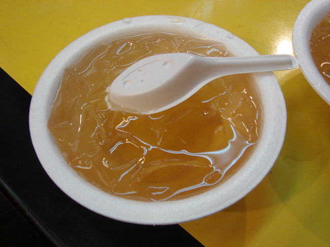 これがその愛玉です。<br />固さ（プルプル感）が絶妙なんですよね・・・。<br /><br />僕もよく台湾で愛玉の種を購入し、日本に帰ってきてから自宅で愛玉を作るんですが、微妙にプルプル感が違うんですよね・・・。<br /><br />愛玉檸檬２５NT$（約７２円）