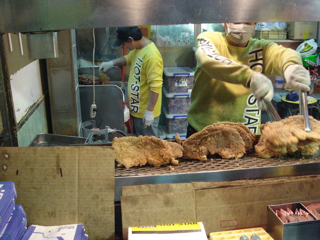 士林ではまず、豪大大鶏排の大行列に並びます。<br />どん引きする位の大行列ですが、１０分位で自分の順番に回ってきますので、ひるまず並びましょう。