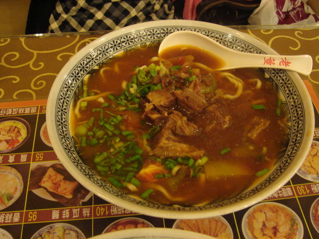 妻がオーダーした蕃茄（トマト）牛肉麺。<br />あっさりです。