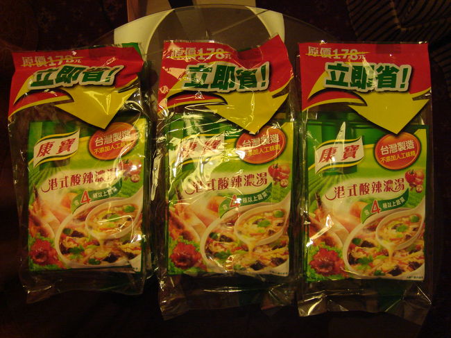 クノールのインスタント酸辣湯。<br />鍋でお湯に溶かし、豆腐を入れれば完成です。<br />これも手軽なので毎回購入してますね。