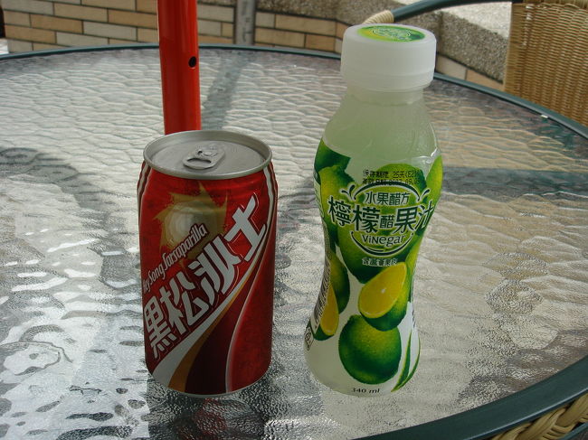 余談ですが、左側の黒松沙士（通称・黒松コーラ）と先ほどの黒人がまったく同じ味だと、最近気づきました。<br />（錯覚じゃないと思います）