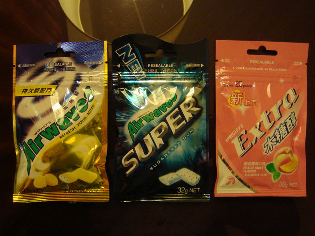 カルフールのレジ脇で手に取ったガム。<br />どこの国でも、こういうのってレジのそばに置いてるんですね。