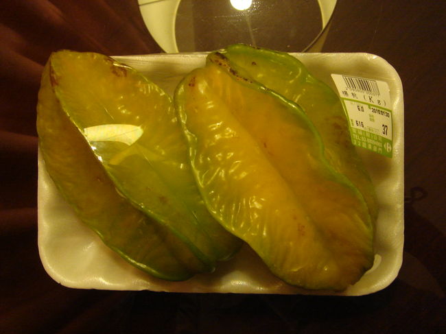 カルフールで購入したスターフルーツ。<br /><br />台湾はフルーツが豊富ですので、いつも果物ナイフを持っていきます。<br />何かと便利です。