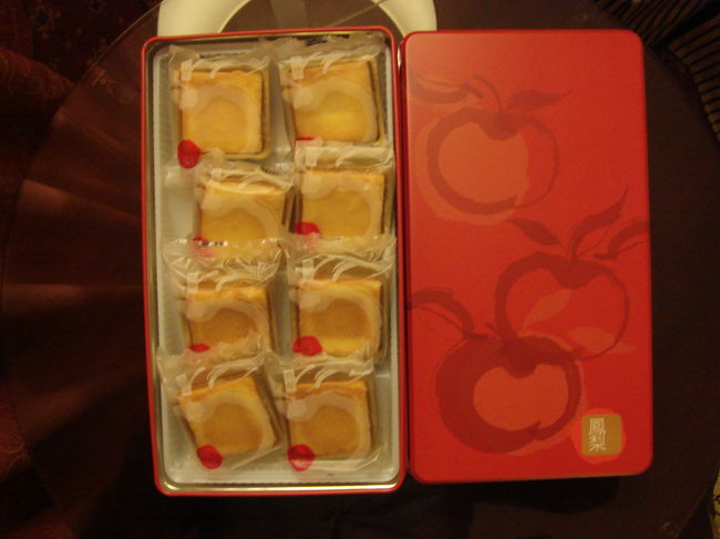 奇華のパイナップルケーキ。<br /><br />以前はちょっと離れた本店で購入していたのですが、まさか三越に入っていたとは・・・。